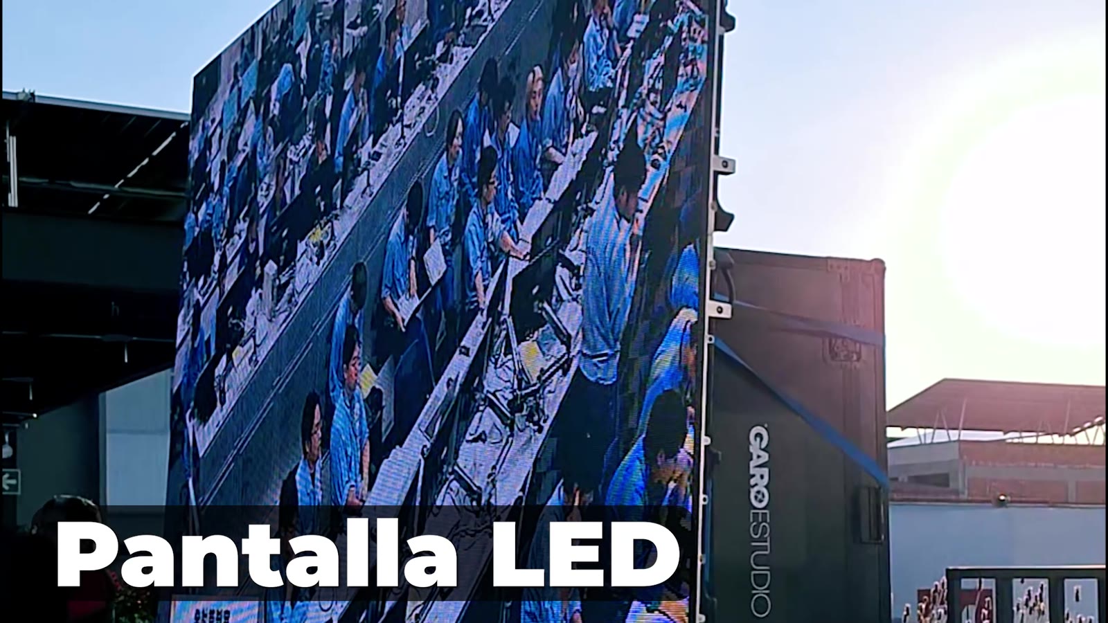 Pantalla LED gigante en evento institucional